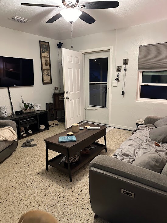 3115 Adrian Ave, Unit Unit East in Largo, FL - Foto de edificio - Building Photo