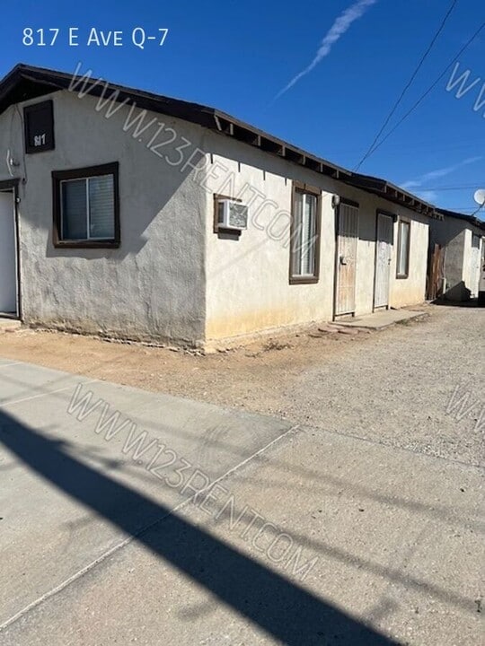 817 E Ave Q-7 in Palmdale, CA - Building Photo