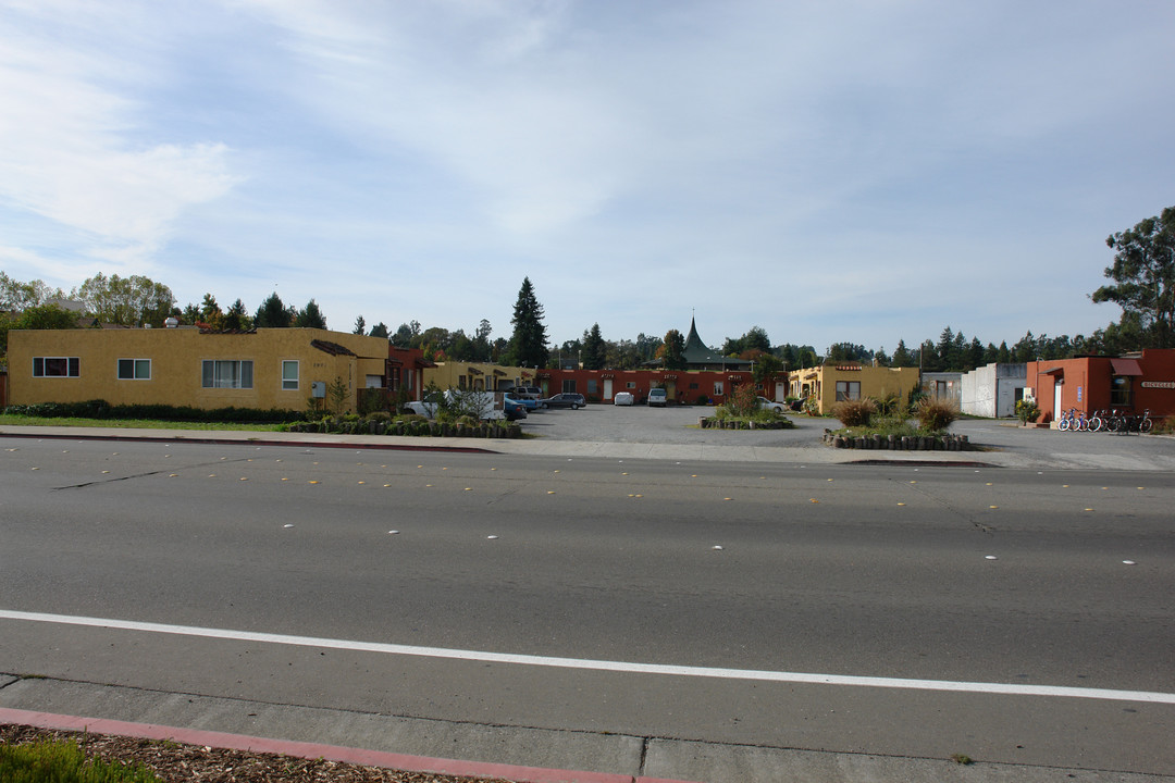 7971 Old Redwood Hwy in Cotati, CA - Building Photo