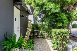 1406 Maple St in Santa Monica, CA - Foto de edificio - Building Photo