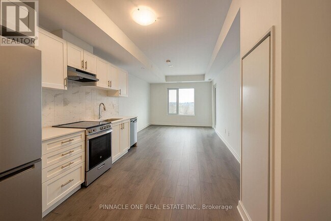 715 Davis Dr in Newmarket, ON - Building Photo - Building Photo