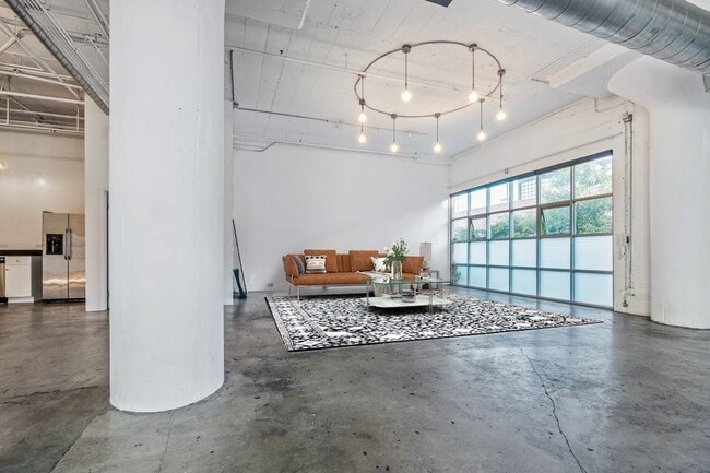 530 Molino St, Unit 107