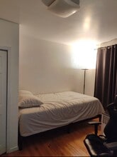 2128 Newtown Ave, Unit Apt 2 in Astoria, NY - Foto de edificio - Building Photo