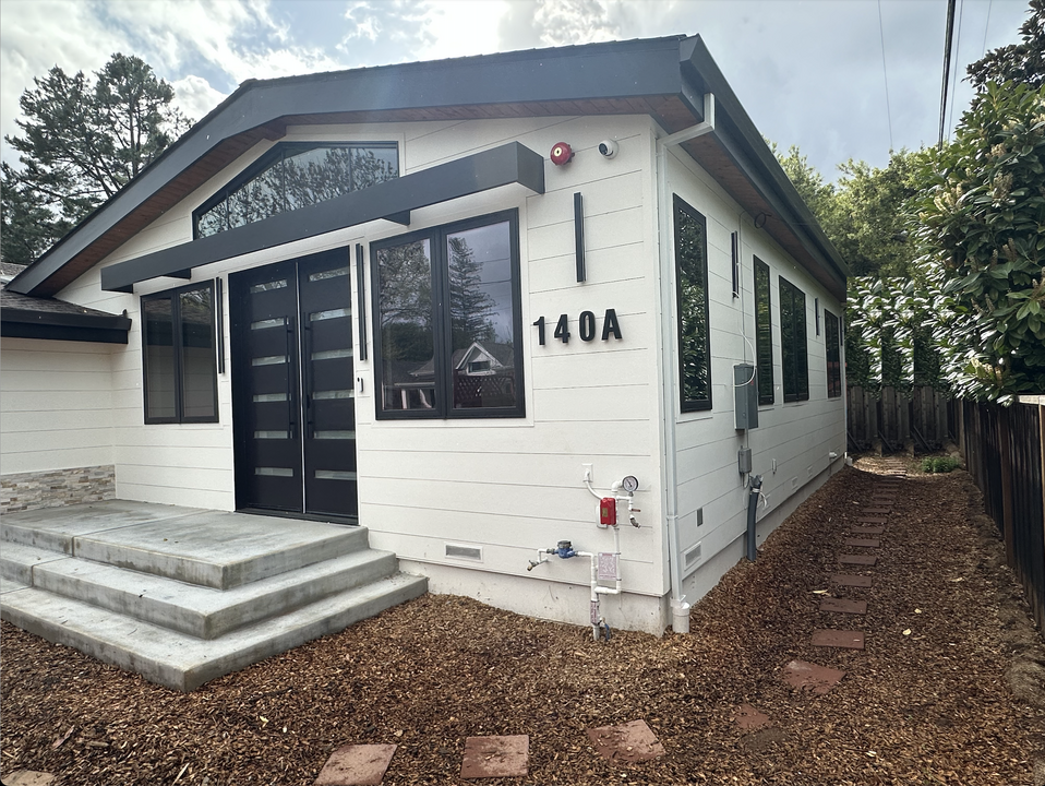 140 S Gordon Way in Los Altos, CA - Building Photo
