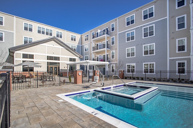 Poplar Square Apartments in Glassboro, NJ - Foto de edificio - Building Photo