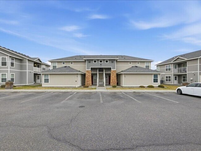 6405 Chapel Hill Blvd in Pasco, WA - Foto de edificio - Building Photo