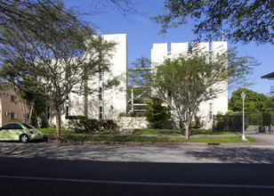 Salzedo Apartments in Coral Gables, FL - Building Photo - Building Photo