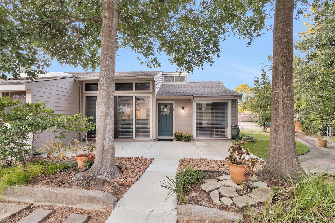 15 April Village in Montgomery, TX - Building Photo