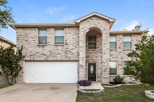 2033 Shawnee Trail in Justin, TX - Building Photo