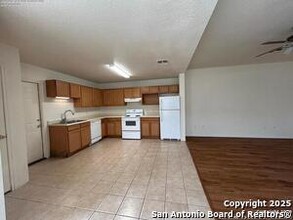 4407 Terra Summit Rd in San Antonio, TX - Foto de edificio - Building Photo