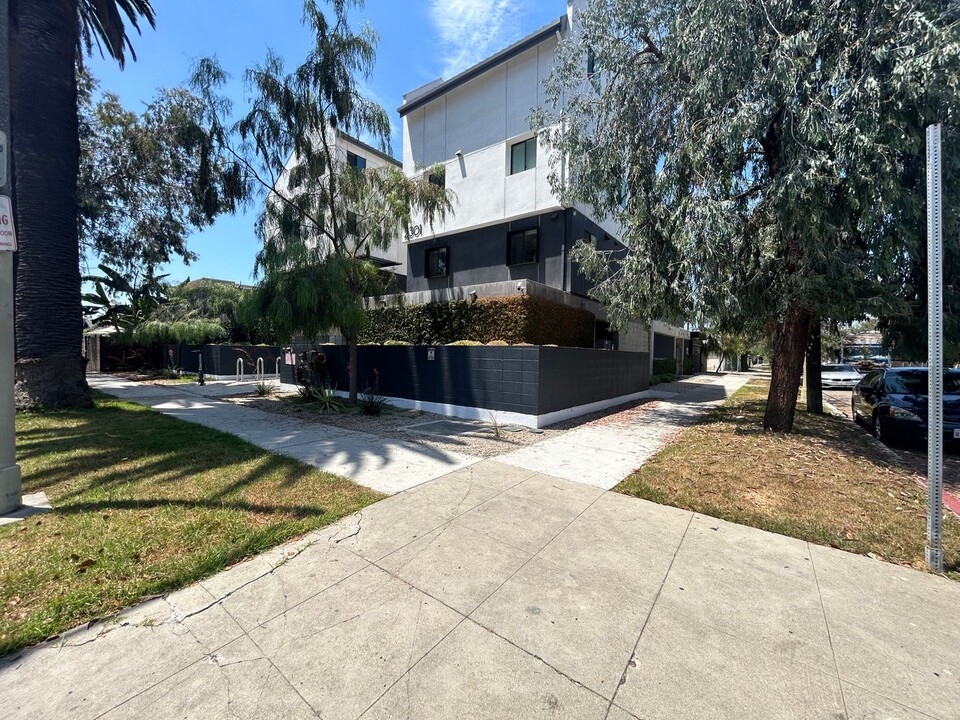 2301 Cloverdale Ave, Unit 2-2 in Los Angeles, CA - Building Photo