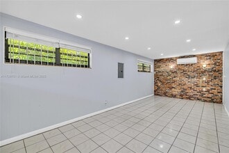 319 NE 171 St in North Miami Beach, FL - Building Photo - Building Photo