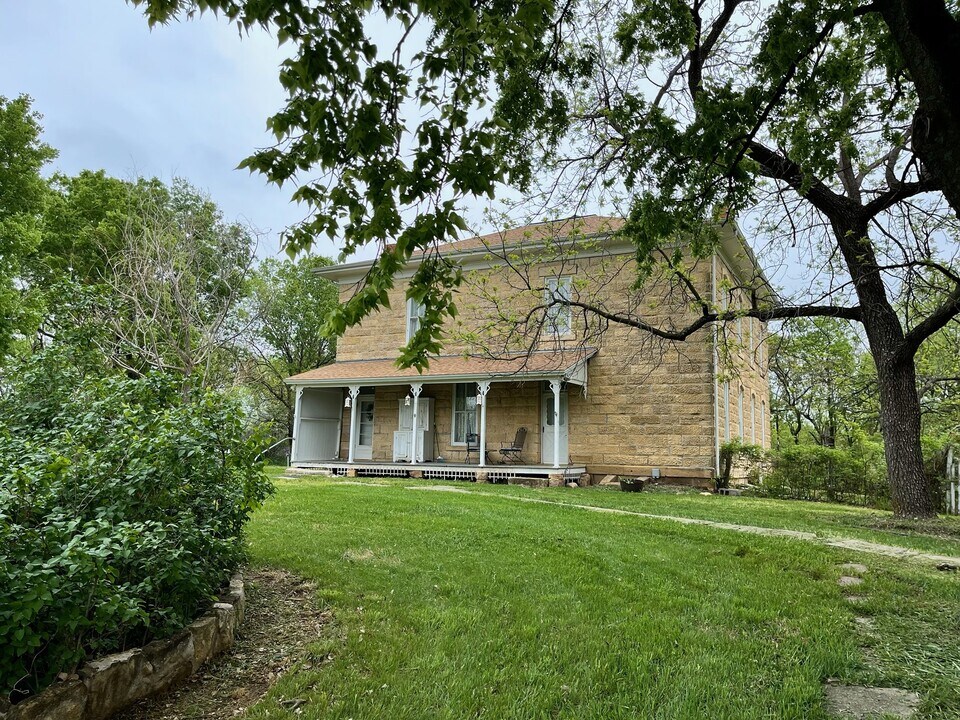 7827 Old 77 Hwy in Milford, KS - Foto de edificio