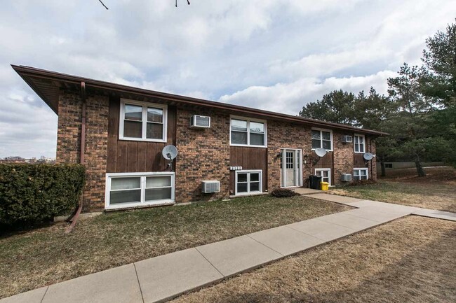 2050 Pasadena Dr, Unit 1 in Dubuque, IA - Foto de edificio - Building Photo