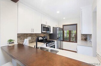 8682 Villa La Jolla Dr in San Diego, CA - Building Photo - Building Photo