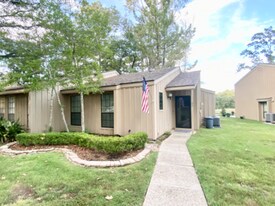 82 N Court Villa Dr in Mandeville, LA - Building Photo