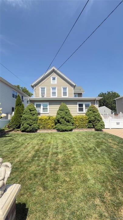 779 Rockaway Ave in Valley Stream, NY - Building Photo
