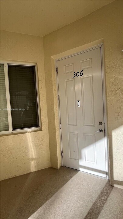 3600 Oaks Clubhouse Dr in Pompano Beach, FL - Foto de edificio