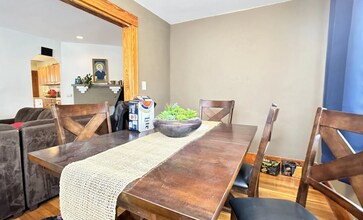 27 South Crescent Circuit, Unit A in Boston, MA - Foto de edificio - Building Photo