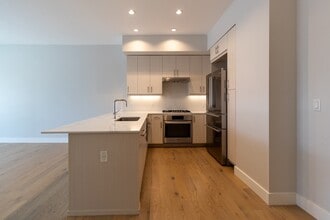 10 Shipyard Dr in Hingham, MA - Foto de edificio - Building Photo