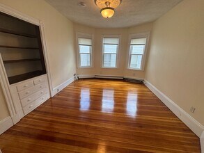 64 Fisher Ave, Unit 3 in Boston, MA - Foto de edificio - Building Photo