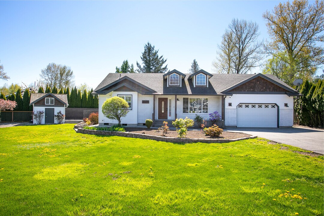 122 Jefferson Ct in Sumas, WA - Building Photo