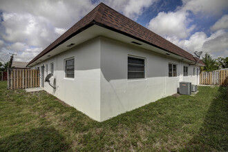 780-790 NE 46th Ct in Fort Lauderdale, FL - Building Photo - Building Photo