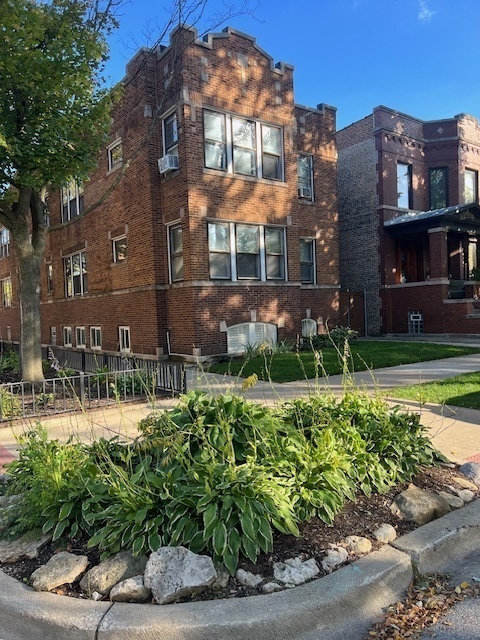 property at 2217 W Byron St