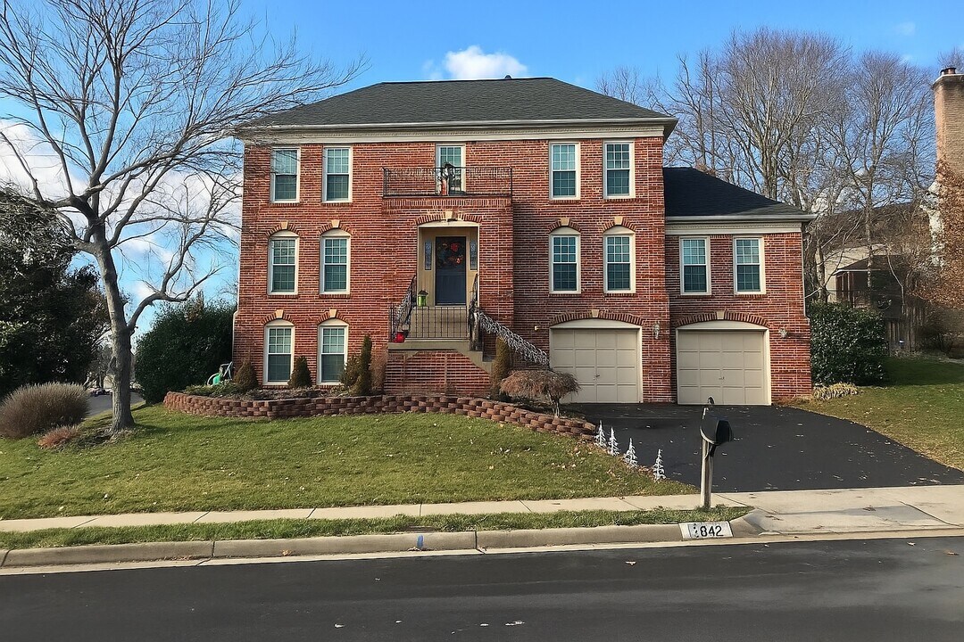 13942 Stonefield Dr in Clifton, VA - Building Photo