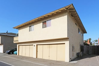 16572 Delton Cir in Huntington Beach, CA - Building Photo - Building Photo