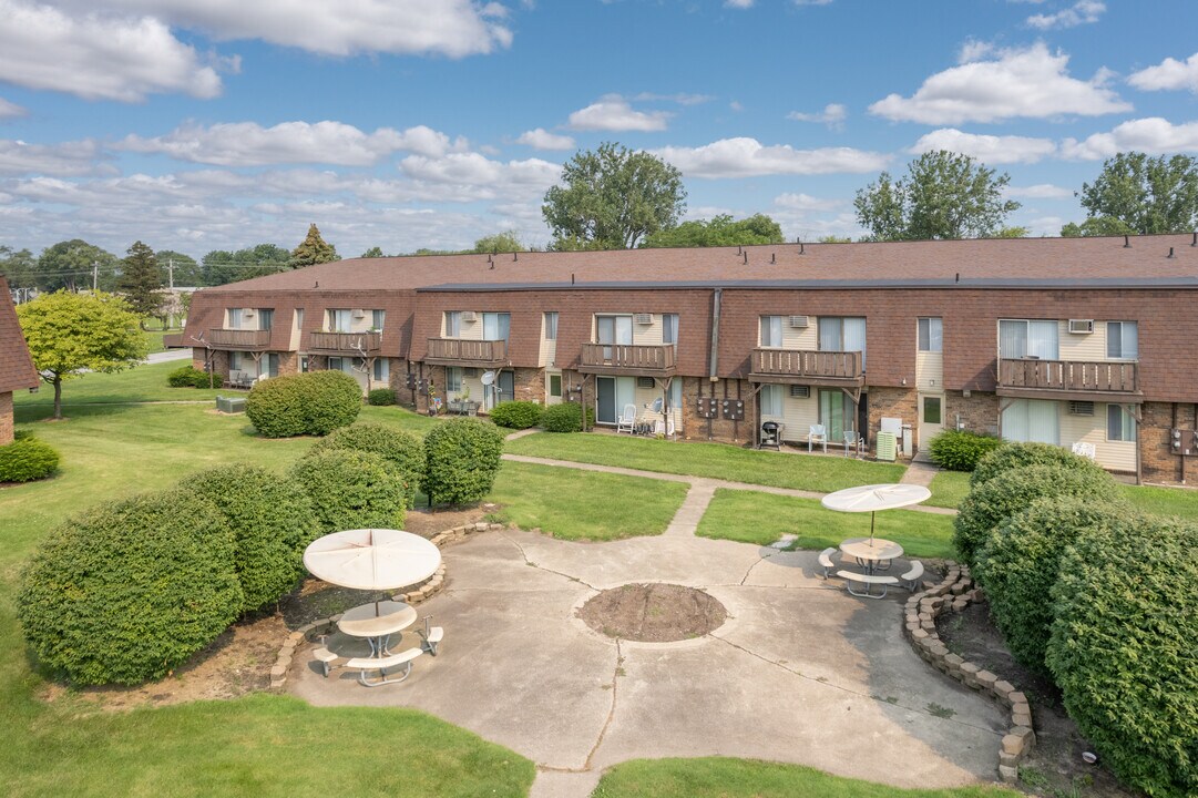 Lake Point Apartments in Sandusky, OH - Building Photo