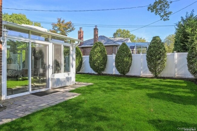 41 Eaton Rd, Unit 1 in Syosset, NY - Building Photo - Building Photo