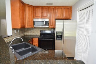 8613 Mallard Reserve Dr in Tampa, FL - Building Photo - Building Photo