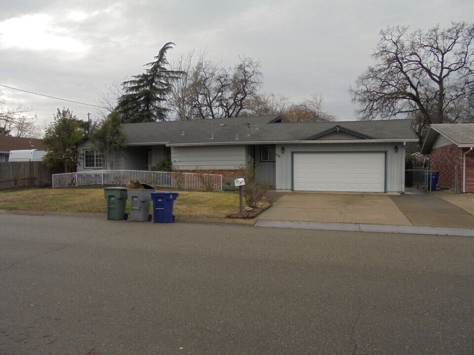 6854 Sacramento Dr in Redding, CA - Building Photo