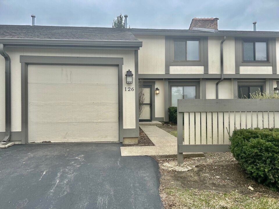 126 Honeysuckle Ct in Rolling Meadows, IL - Building Photo