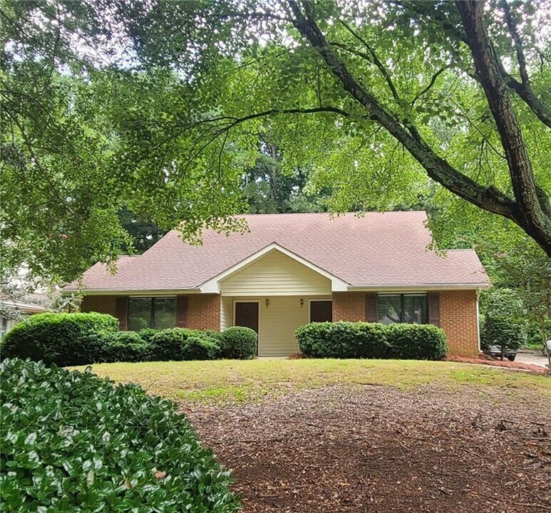 546 Plymouth Ln in Alpharetta, GA - Foto de edificio