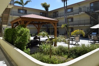 403 Indiana St in El Segundo, CA - Foto de edificio - Building Photo