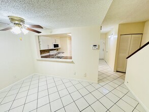 8819 Springtree Lakes Dr in Sunrise, FL - Building Photo - Building Photo