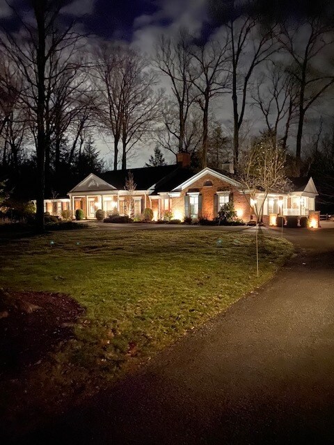 9675 Rollin Dr in Waite Hill, OH - Building Photo