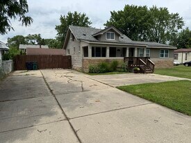 1303 E Thirteen Mile Rd in Royal Oak, MI - Building Photo