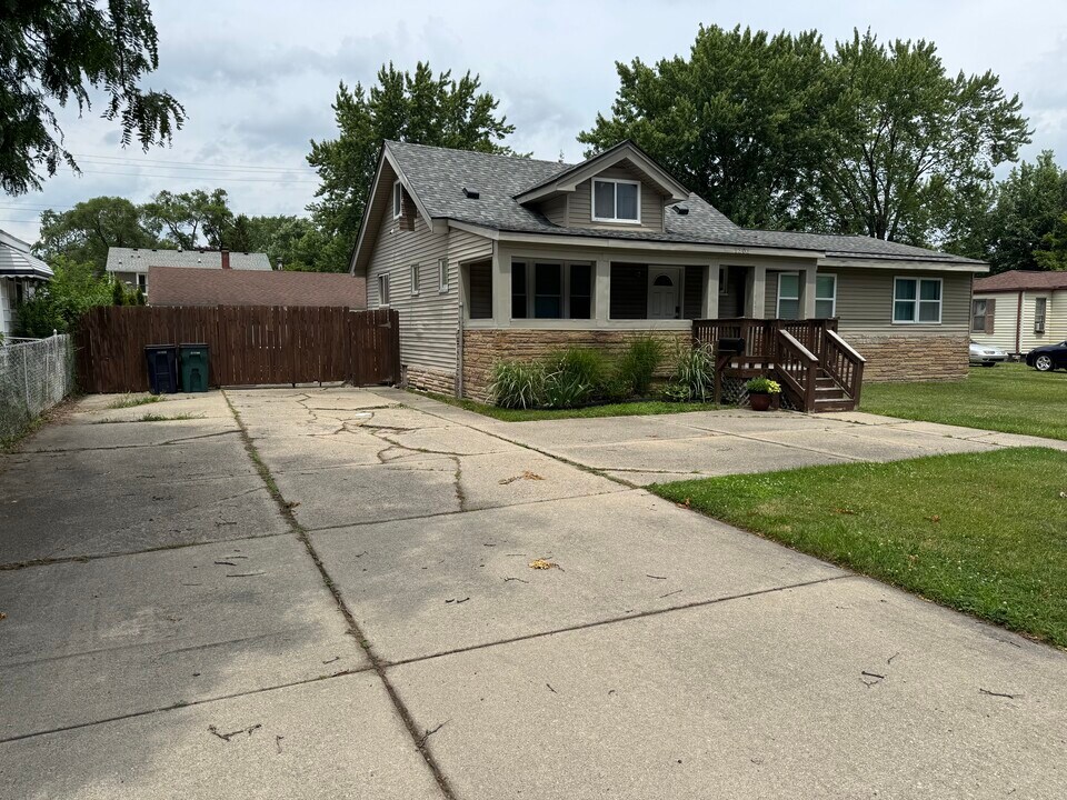 1303 E Thirteen Mile Rd in Royal Oak, MI - Building Photo