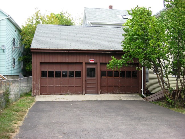 24-34 Linden St in Fall River, MA - Foto de edificio - Building Photo