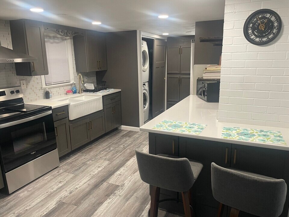 8 Rock Cliff Rd in Marblehead, MA - Building Photo