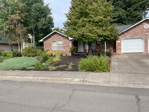 1711 Long Island Dr in Eugene, OR - Building Photo - Building Photo