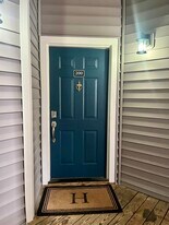 20417 Riverbend Sq, Unit Spacious Bright Condo in Sterling in Sterling, VA - Building Photo
