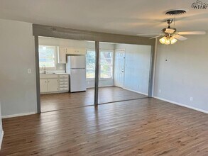 813 Van Horn St in Iowa Park, TX - Building Photo - Building Photo