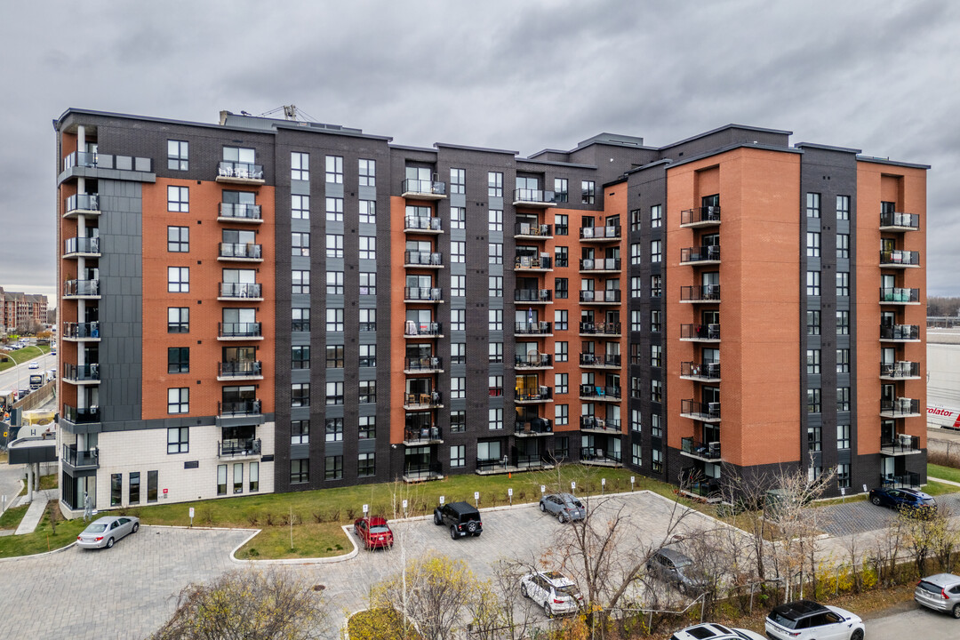 265 Hymus Boul in Pointe-claire, QC - Building Photo