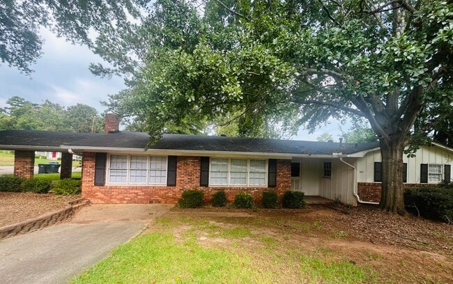 property at 905 Eisenhower Dr