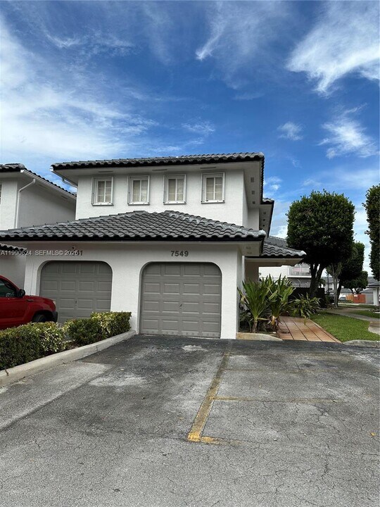 7549 NW 175th St in Hialeah, FL - Building Photo