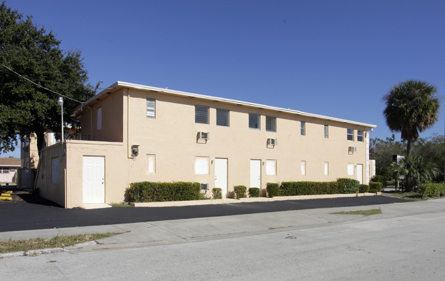 Broadway Apartments in West Palm Beach, FL - Building Photo - Building Photo